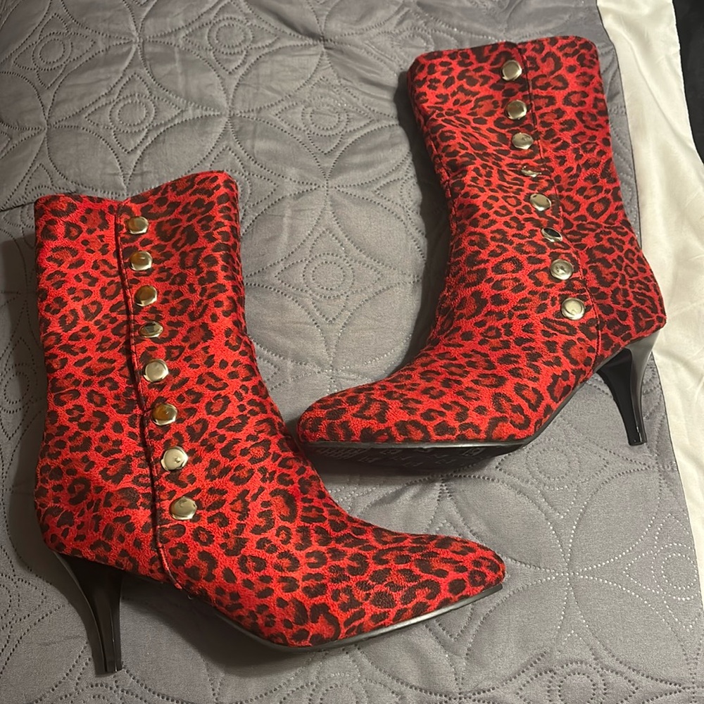 SUPER CUTE BRAND NEW 3INCH HEEL BOOTS❤️